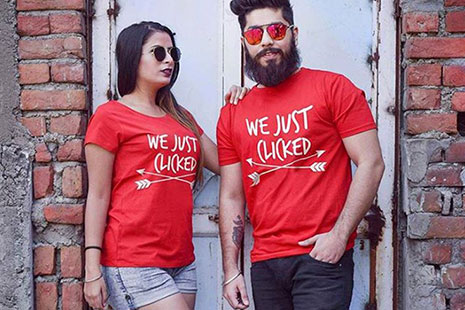 couple twinning misma camiseta Pareja vistiendo Couple twinning con camiseta