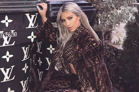 Kim Kardashian con el pelo de color Rubio polar