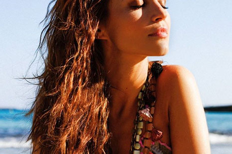 Paula Echeverría con el pelo con reflejos metálicos