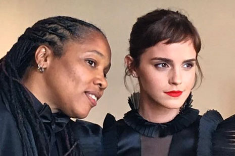 Emma Watson con el pelo de color Castaño oscuro