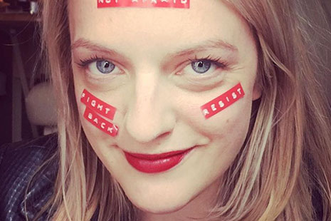 Elisabeth Moss con el pelo de color Cream Soda