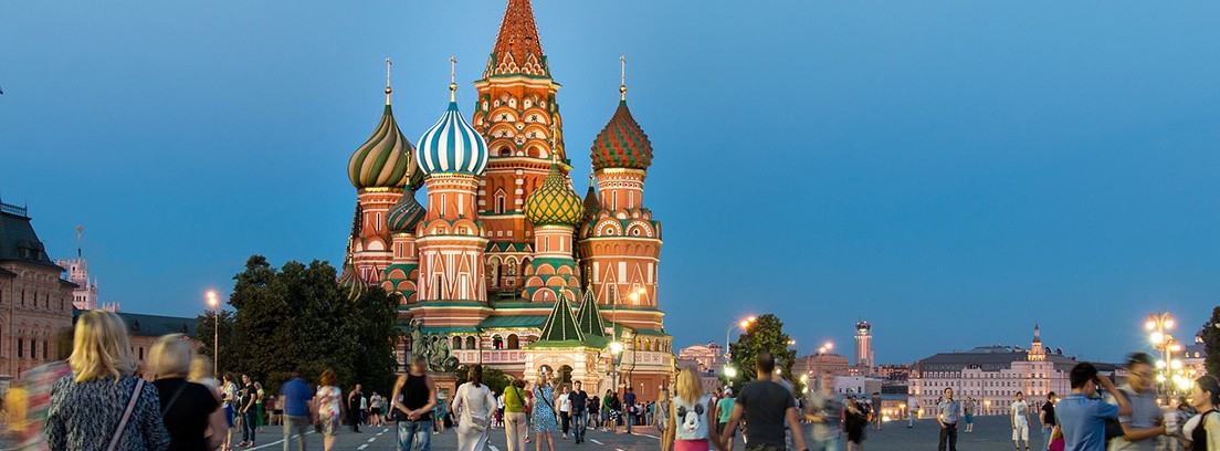 destinos para el verano 2018 Rusia personas paseando por la Plaza Roja de Moscú