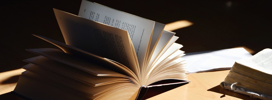 Libro abierto sobre una mesa