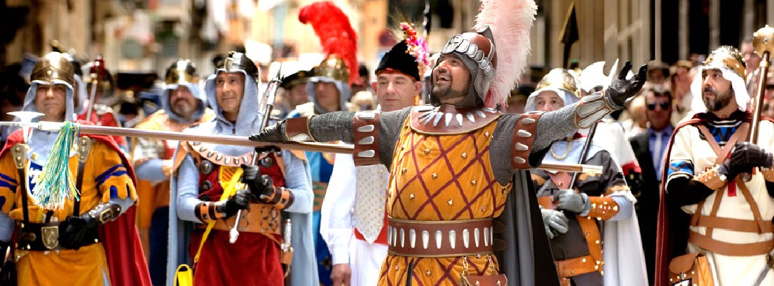 Personas disfrazas con trajes medievales en la Fiesta de Moros y Cristianos de Alcoy.