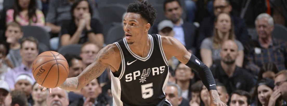 Jugador de los Spurs con el balón