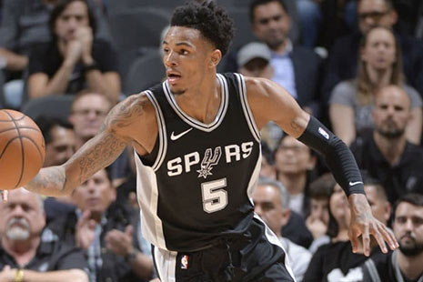 Jugador de los Spurs con el balón