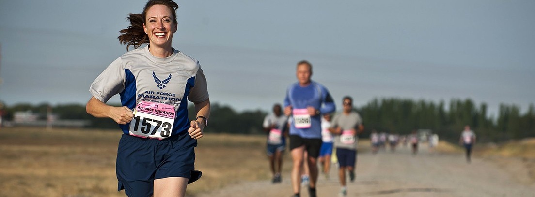 maratones 2018 en España chica corriendo chica sonriente corriendo con dorsal