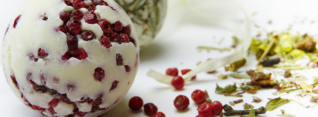 cosmética natural cremas Bombas de baño con arándanos y manzanilla.