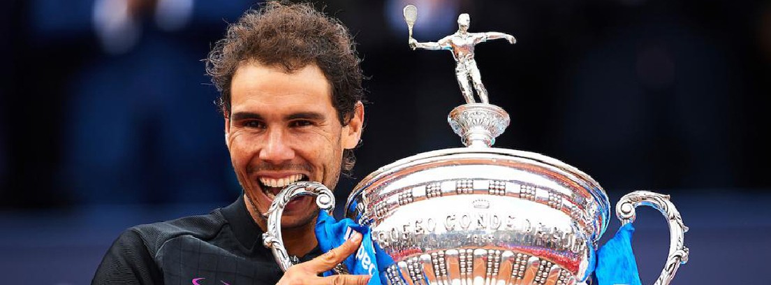 Rafa Nadal con el trofeo Torneo Conde de Godó El tenista Rafael Nadal con el trofeo del torneo Conde de Godó.