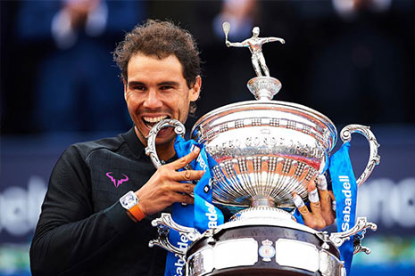 El tenista Rafael Nadal con el trofeo del torneo Conde de Godó.