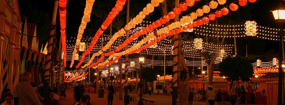 Feria de abril 2018 iluminación Hileras de farolillos encendidos y colgados en la noche
