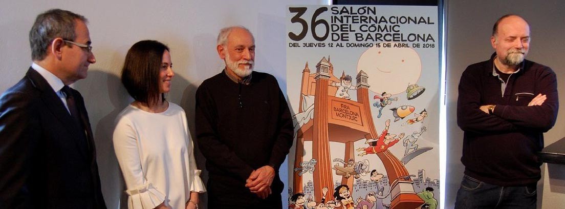 Tres hombres y una mujer de pie junto a una cartel con dibujos de cómic