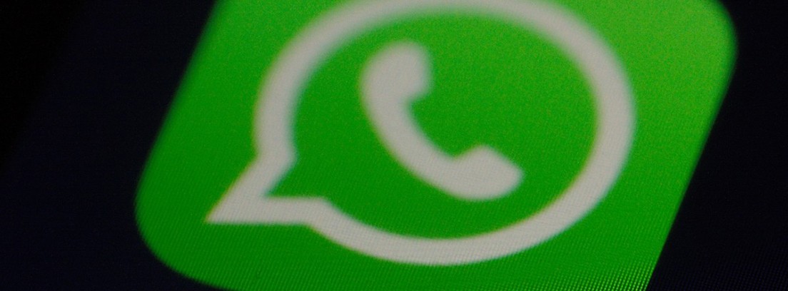 Cómo recuperar fotos de Whatsapp Icono de WhatsApp en la pantalla de un móvil
