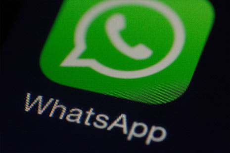 Cómo recuperar fotos de Whatsapp Icono de WhatsApp en la pantalla de un móvil