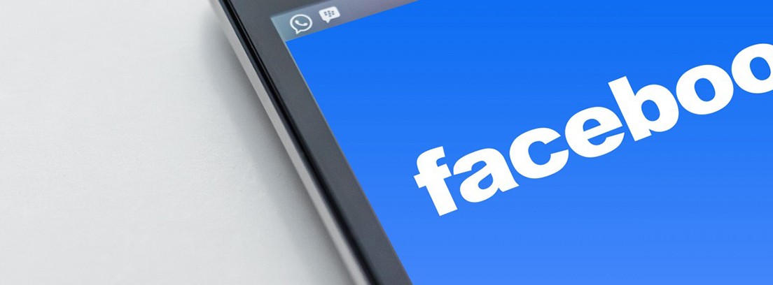 Cómo recuperar fotos de Facebook Pantalla de móvil con la página de inicio de Facebook