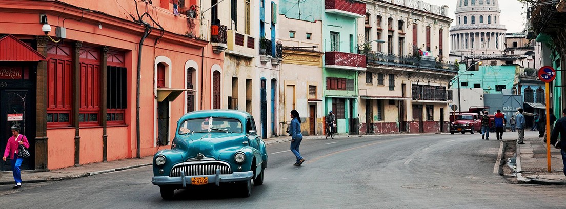 Coche de los años cincuenta circulando por una calle de La Habana en Cuba