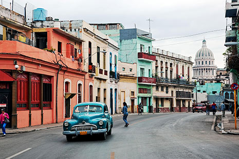 Coche de los años cincuenta circulando por una calle de La Habana en Cuba