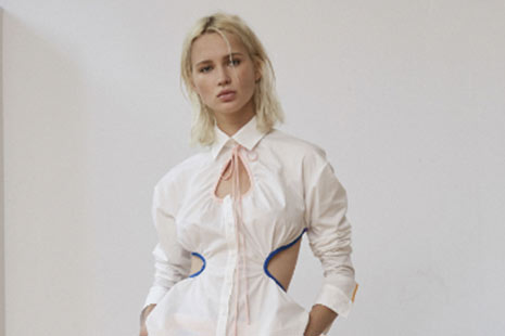 Mujer con camisa blanca y pantalón azul de Rosie Assoulin