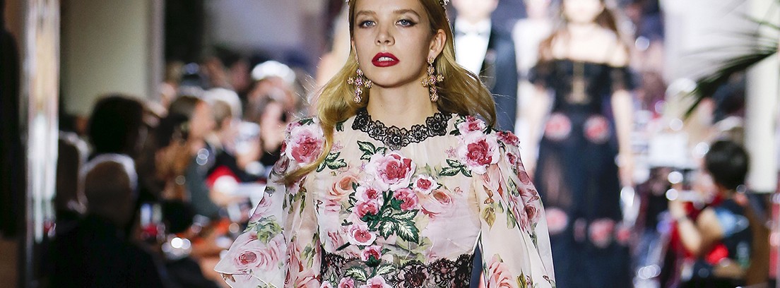 Mujer con cazadora y pantalón vaqueros de Oscar de la Renta