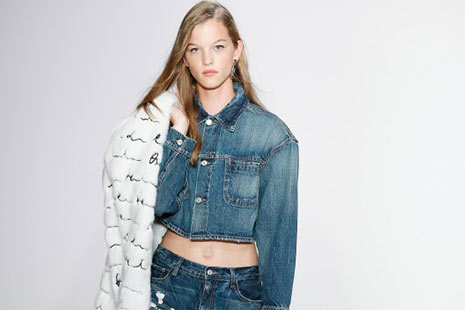 Mujer con cazadora y pantalón vaqueros de Oscar de la Renta
