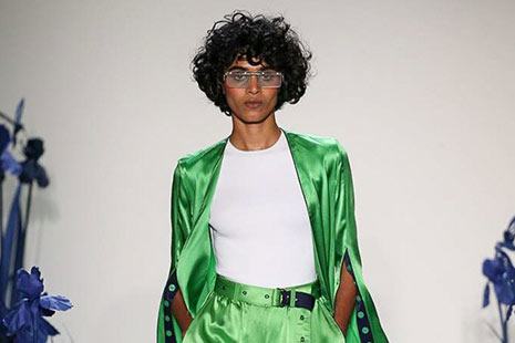 Mujer con traje verde de satén de Adam Selman