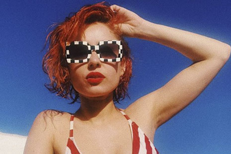 Mujer con bañador de rayas rojas y gafas de sol