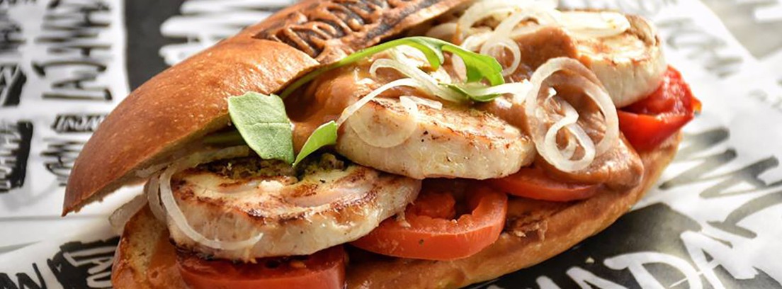 Bocadillo de lomo y tomate