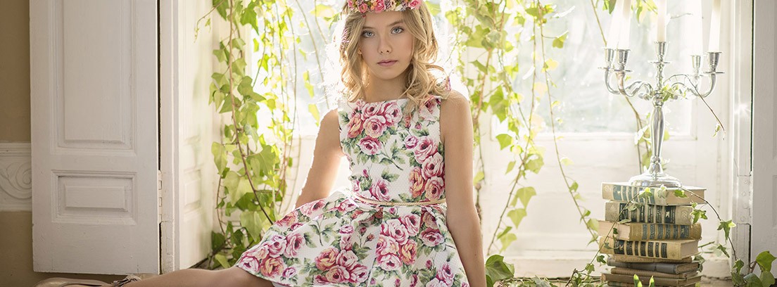 Niña con vestido de flores de Dolce Aela
