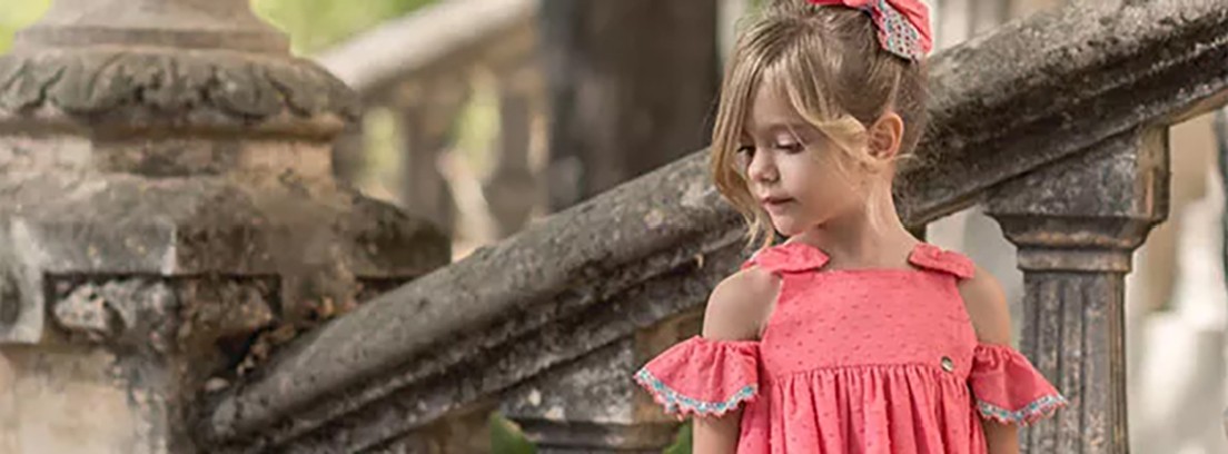 Niña con vestido de Dolce Petit