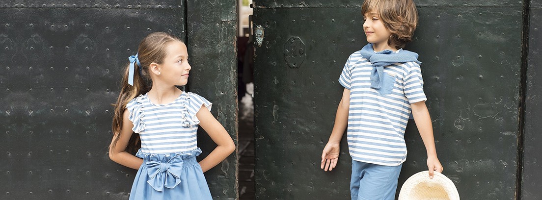 Niña y niño con camiseta de rayas azules
