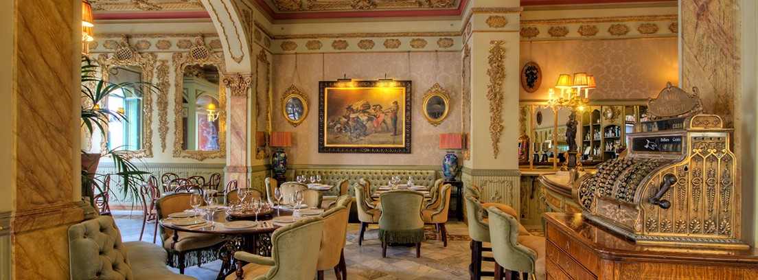 Interior del Café Royalty en Cádiz