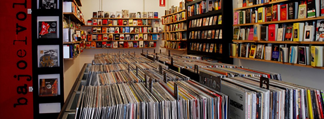 Las mejores tiendas de vinilos en Madrid bajoelvolcan Interior de una tienda de vinilos.