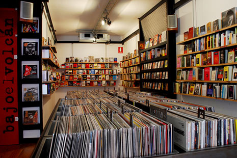 Las mejores tiendas de vinilos en Madrid bajoelvolcan Interior de una tienda de vinilos.