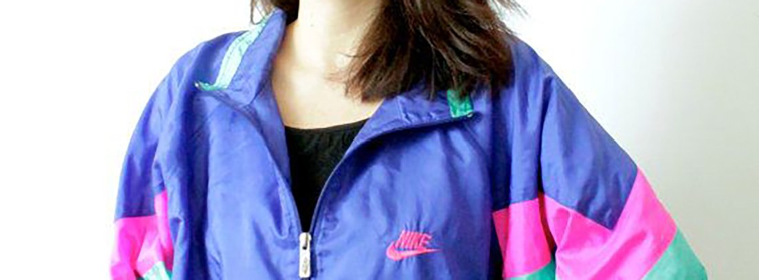 Vuelve la moda de los años 80 chandal Chica posando con chaqueta azul grande de los años 80