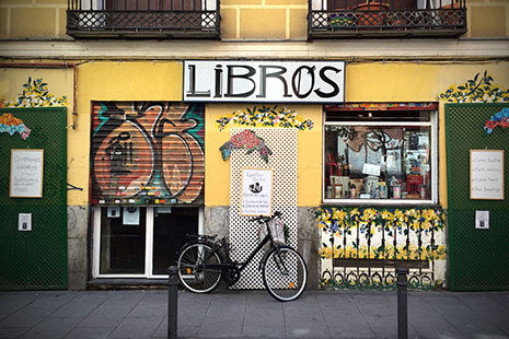 Fachada de una tienda de libros con una bici, en el barrio de Malasaña, Madrid