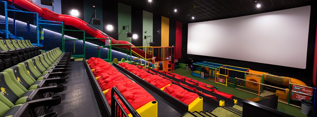 Sala de cine Junior con juegos y toboganes