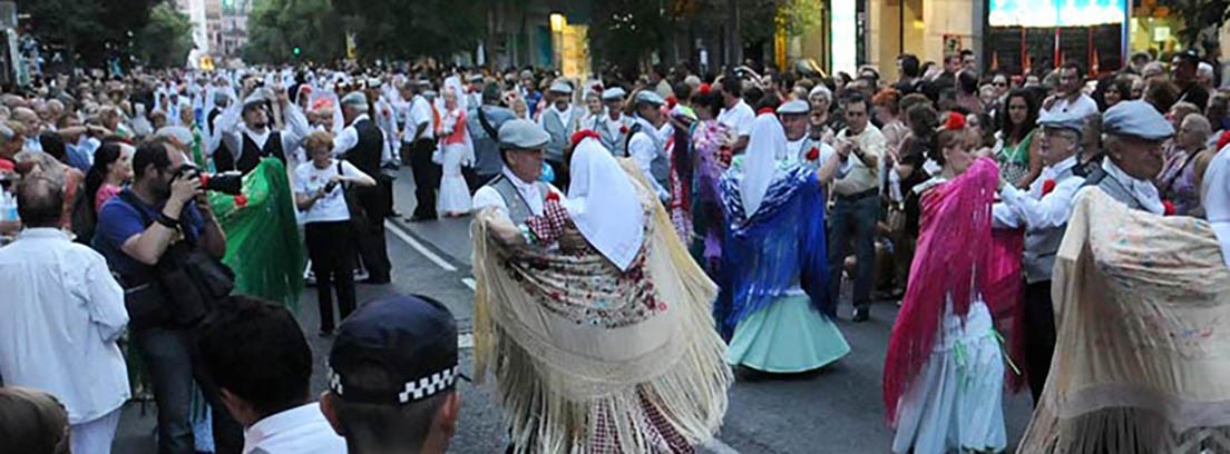 Madrileños bailando vestidos de chulapos en la fiesta de la Paloma