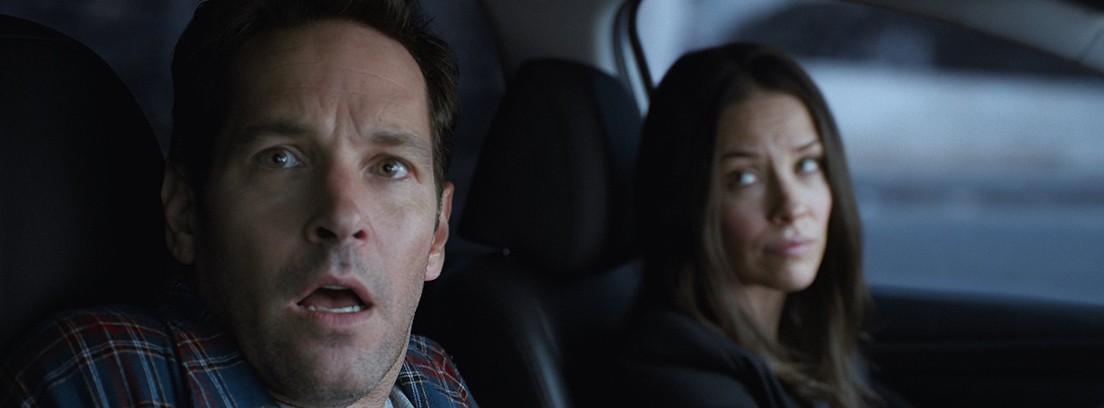 La actriz Evangeline Lilly sentada en asiento coche mira hacia actor Paul Rudd junto a ella