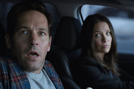 La actriz Evangeline Lilly sentada en asiento coche mira hacia actor Paul Rudd junto a ella