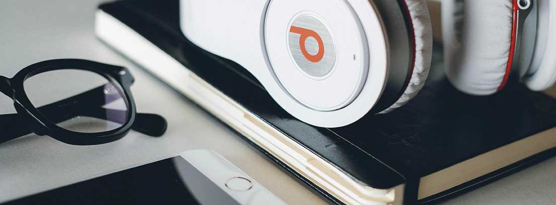 apps para descargar musica cascos mesa con un iphone gafas agenda y unos cascos beats by dr dre