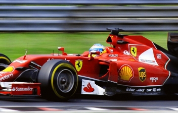 Monoplaza de Fórmula 1 en un circuito. Vista delantera