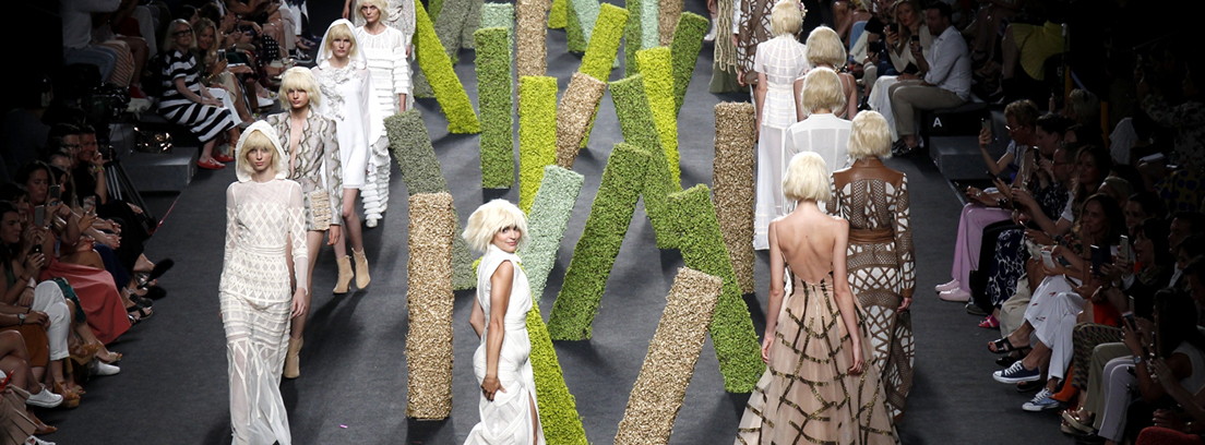 Varias modelos con vestido y gafas de sol en la pasarela Mercedes Benz