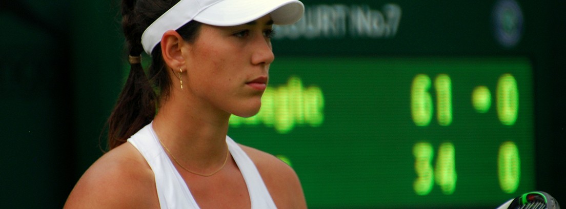 Garbiñe Muguruza con su primer trofeo de Wimbledon que ganó en 2017