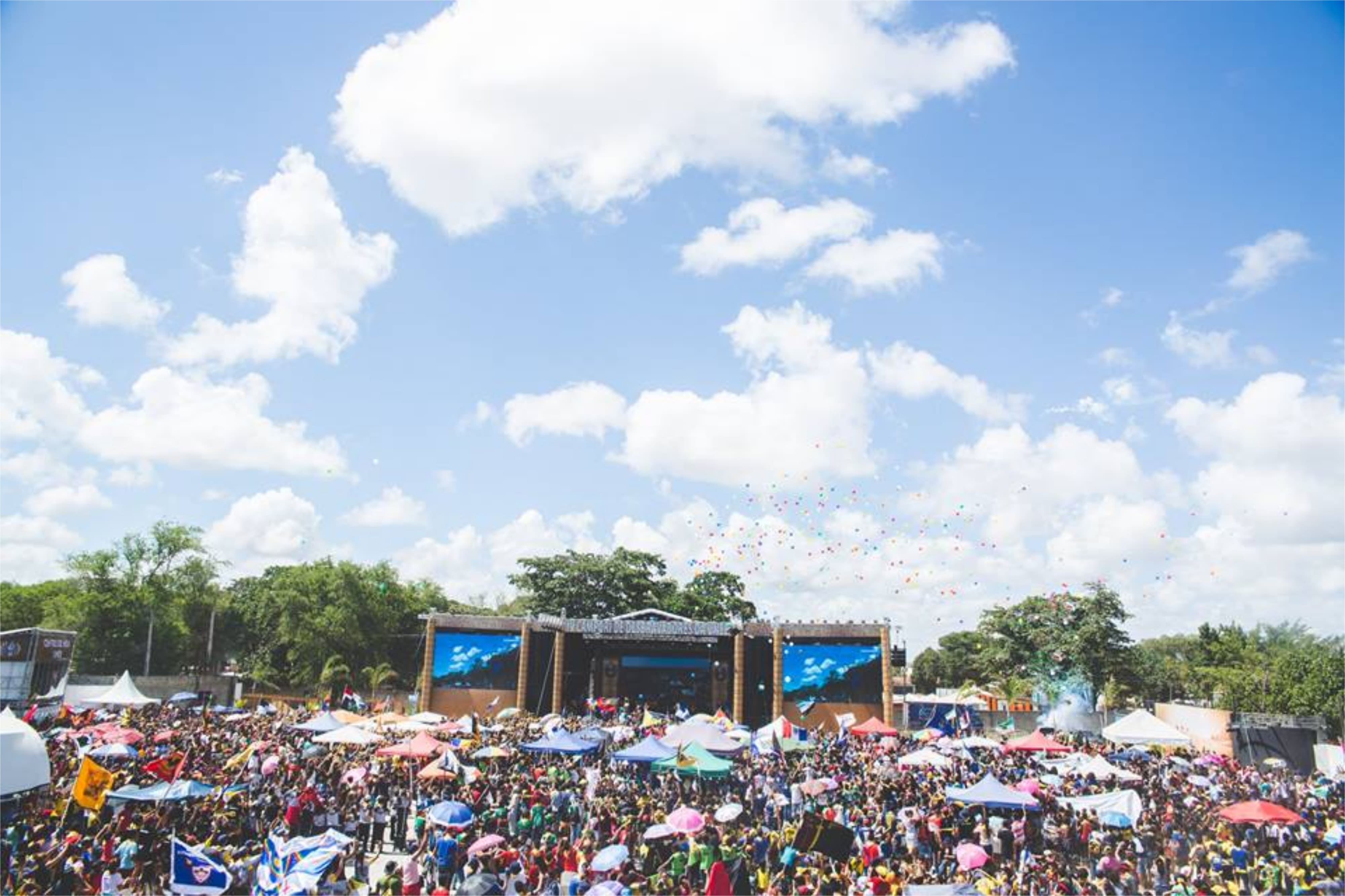 escenario al aire libre de día y con mucha gente