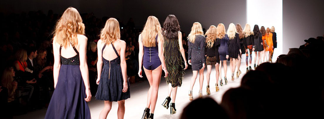 Modelos desfilando por pasarela de moda
