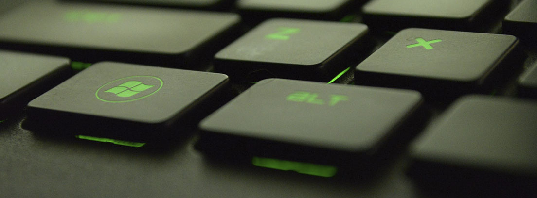 Teclas de ordenador negras con letras y botón Windows en verde fluorescente