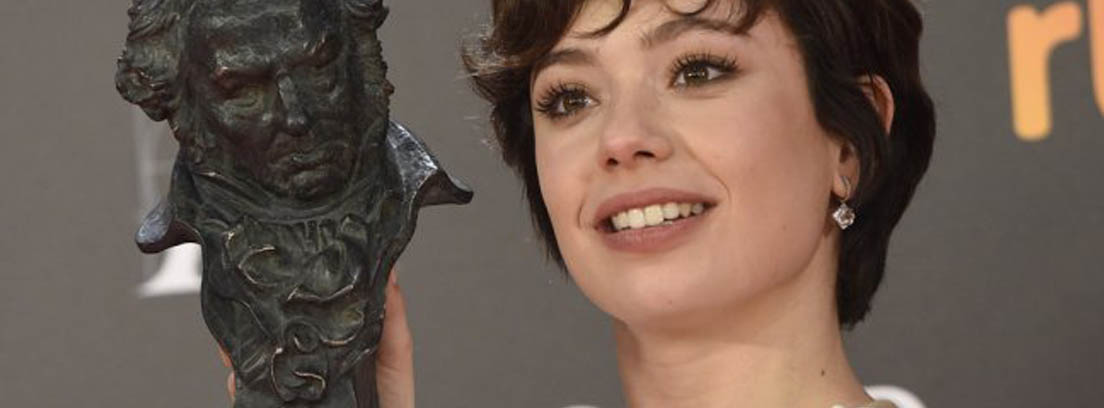 Anna Castillo posando con su premio Goya
