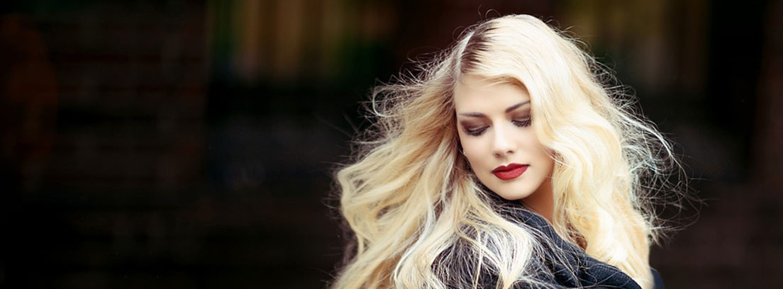 Mujer con larga cabellera rubia