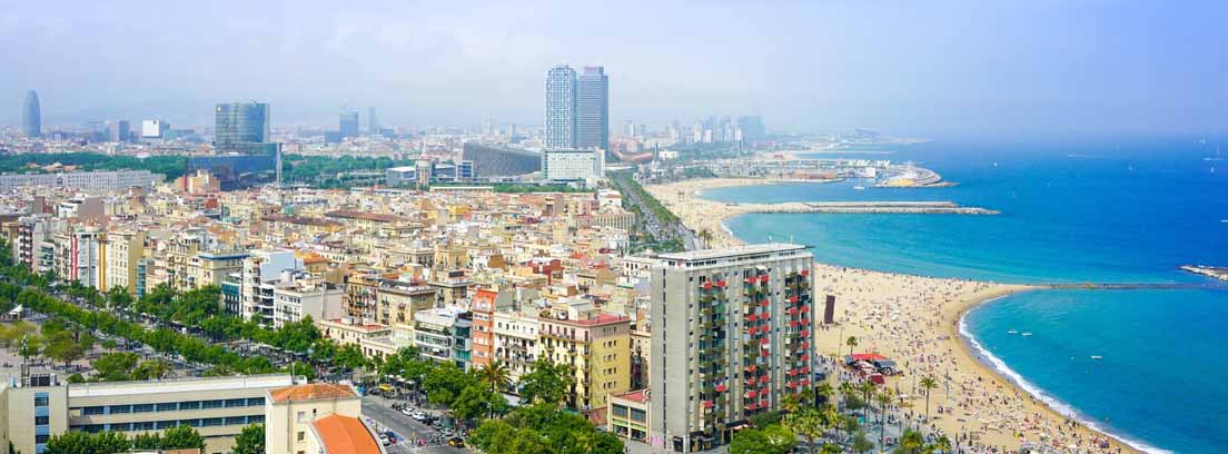 Barcelona es otra de las ciudades más turísticas de España Vista aérea de Barcelona