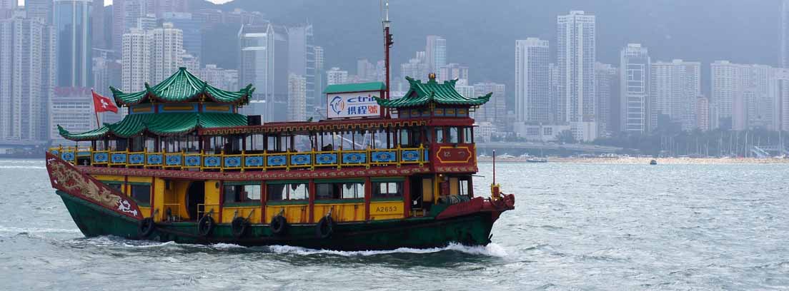 El top ten de las ciudades más turísticas del mundo como Hong Kong Barco de pasajeros con el skyline de Hong Kong al fondo